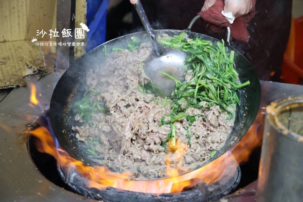 凌晨限定的鍋氣誘惑｜大東路深夜美食炒羊肉