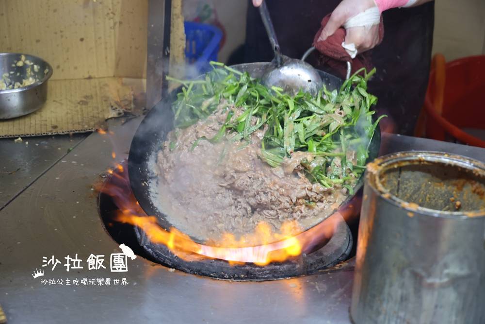 凌晨限定的鍋氣誘惑｜大東路深夜美食炒羊肉
