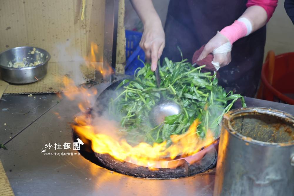 凌晨限定的鍋氣誘惑｜大東路深夜美食炒羊肉