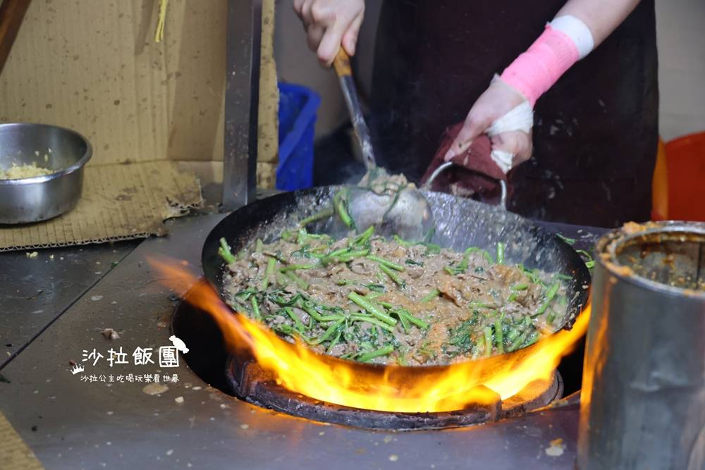 凌晨限定的鍋氣誘惑｜大東路深夜美食炒羊肉