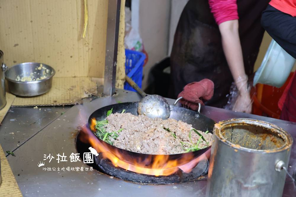 凌晨限定的鍋氣誘惑｜大東路深夜美食炒羊肉