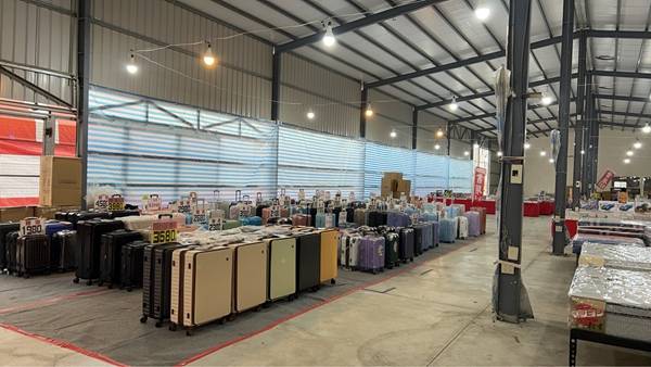 高雄必逛鳥松工廠直營行李箱特賣！最低990元起，多款馬卡龍色、商務、旅行款超好買