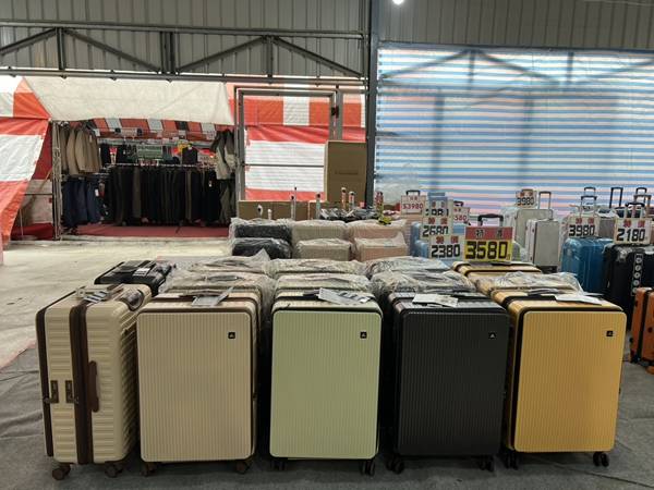 高雄必逛鳥松工廠直營行李箱特賣！最低990元起，多款馬卡龍色、商務、旅行款超好買