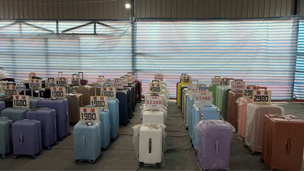 高雄必逛鳥松工廠直營行李箱特賣！最低990元起，多款馬卡龍色、商務、旅行款超好買