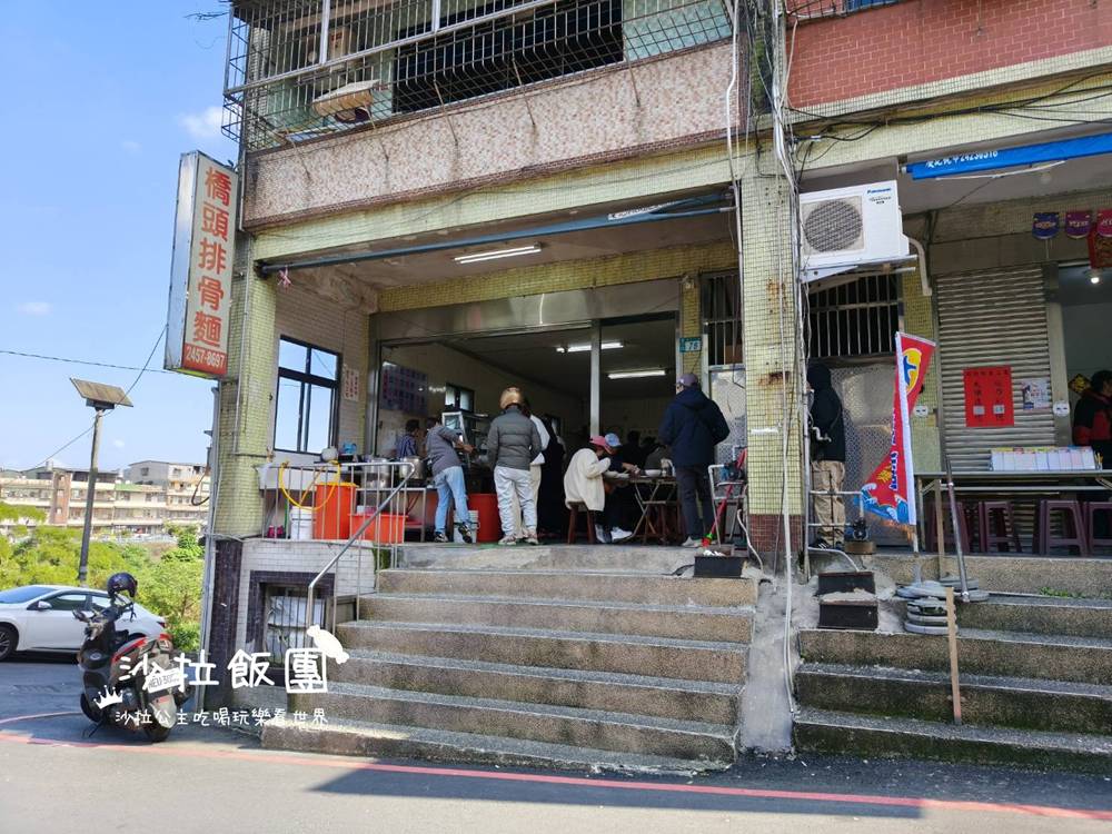 人潮直接擠到門外！在地人都在排的排骨麵，到底有多猛？