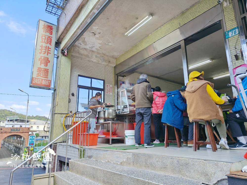 人潮直接擠到門外！在地人都在排的排骨麵，到底有多猛？