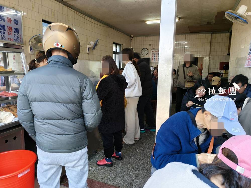 人潮直接擠到門外！在地人都在排的排骨麵，到底有多猛？