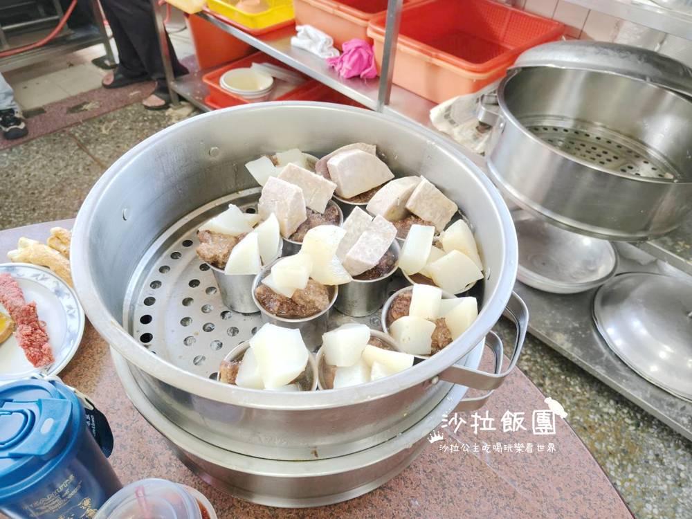 人潮直接擠到門外！在地人都在排的排骨麵，到底有多猛？