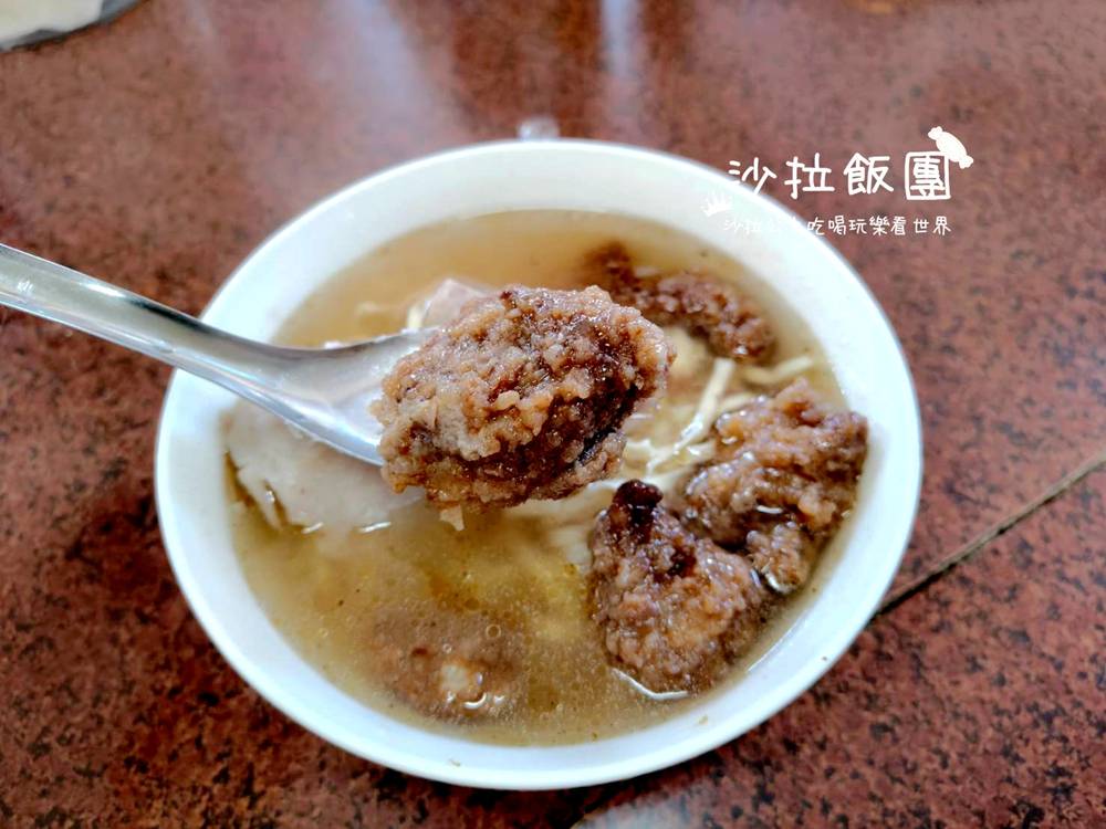 人潮直接擠到門外！在地人都在排的排骨麵，到底有多猛？