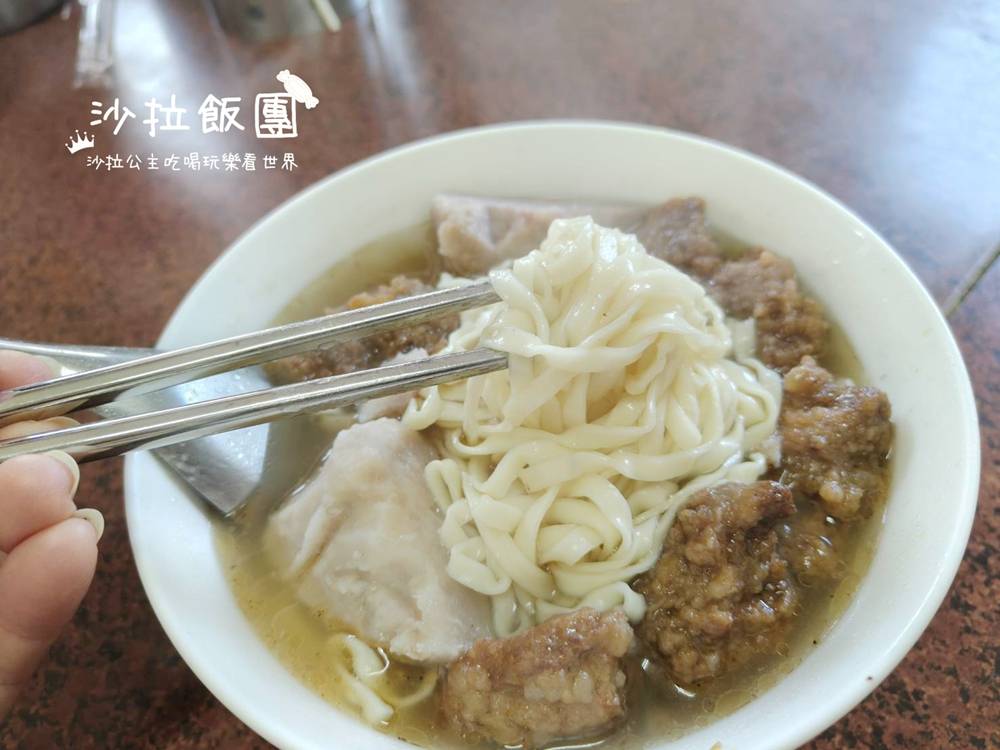 人潮直接擠到門外！在地人都在排的排骨麵，到底有多猛？