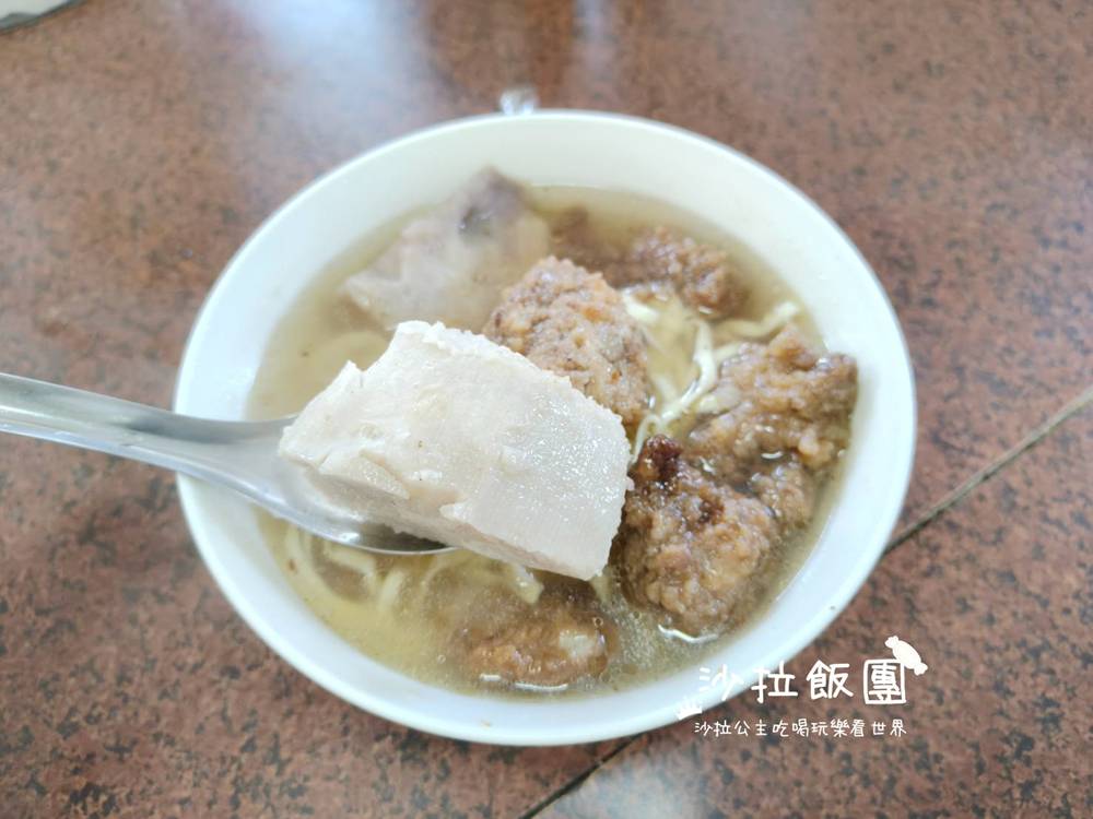 人潮直接擠到門外！在地人都在排的排骨麵，到底有多猛？