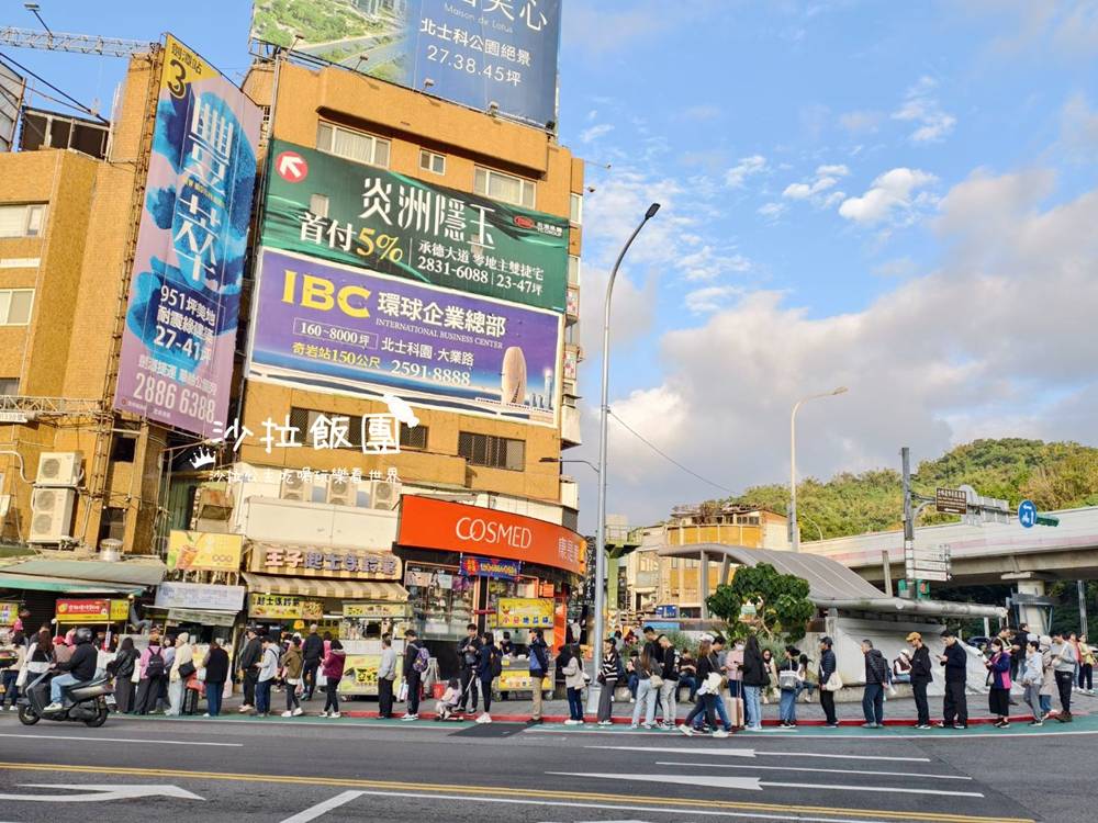 士林夜市人氣王，四點一開攤就排爆！先炸後烤太犯規