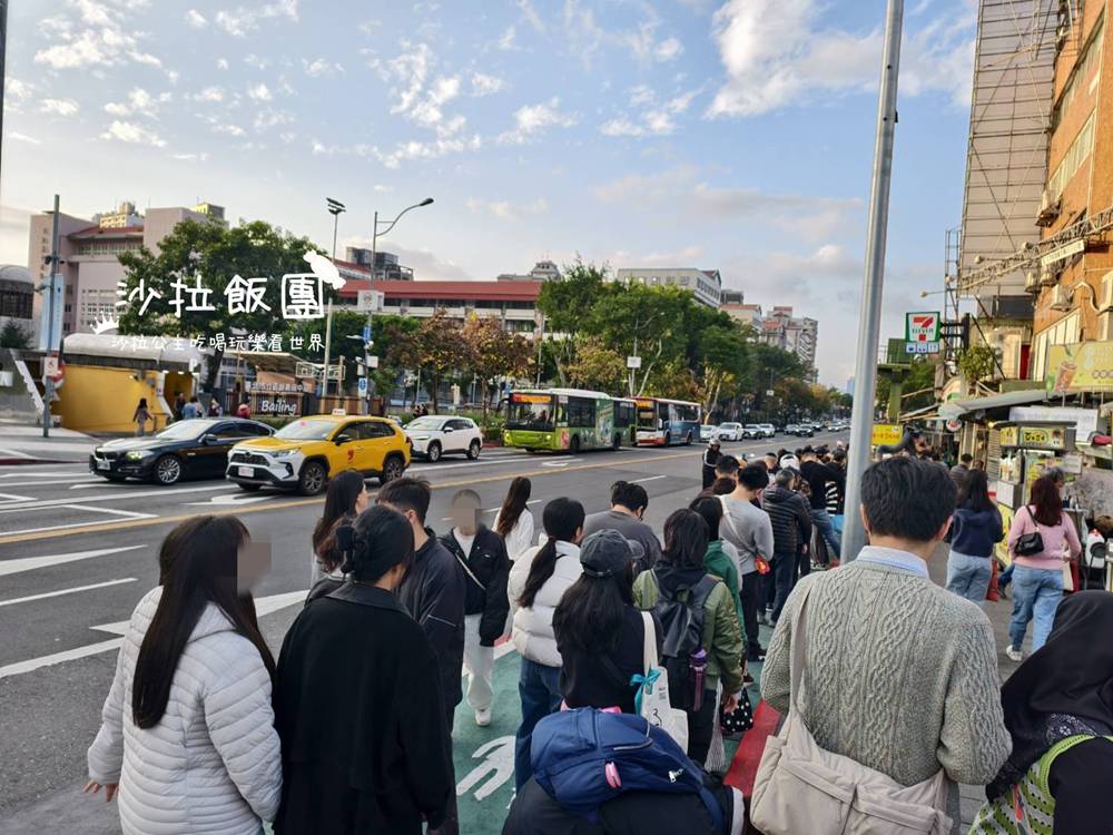 士林夜市人氣王，四點一開攤就排爆！先炸後烤太犯規