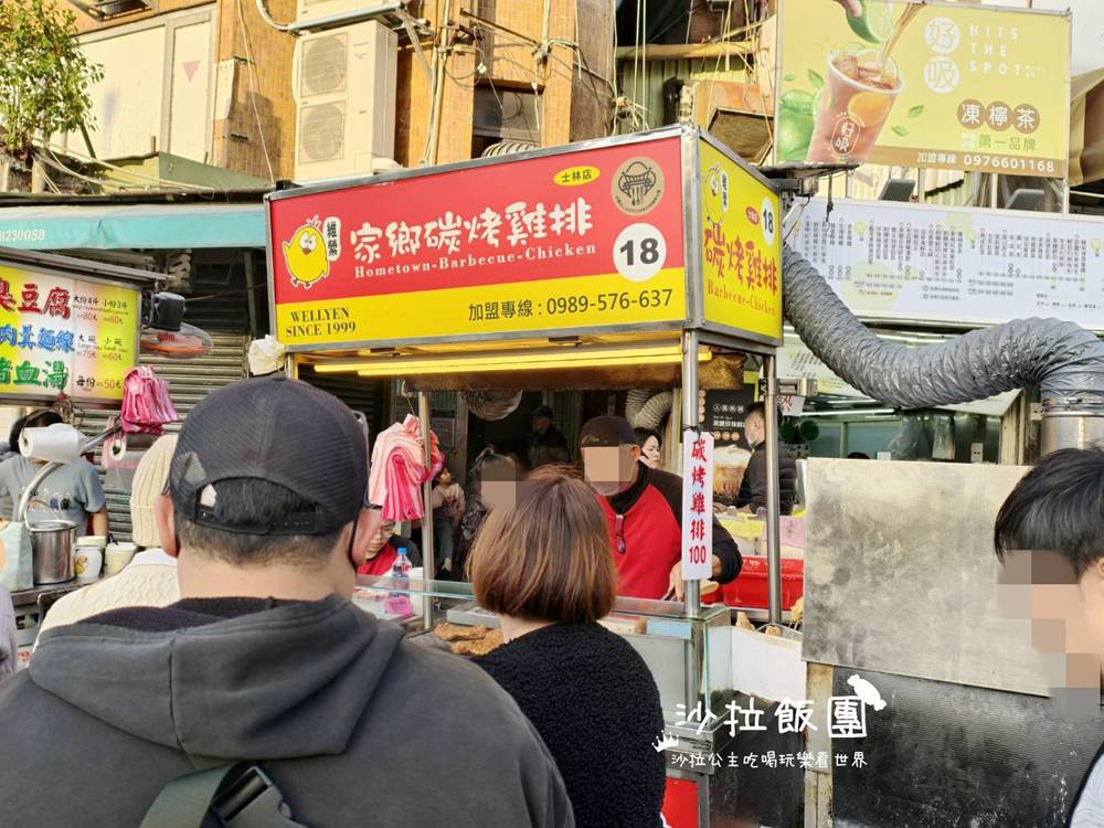 士林夜市人氣王，四點一開攤就排爆！先炸後烤太犯規