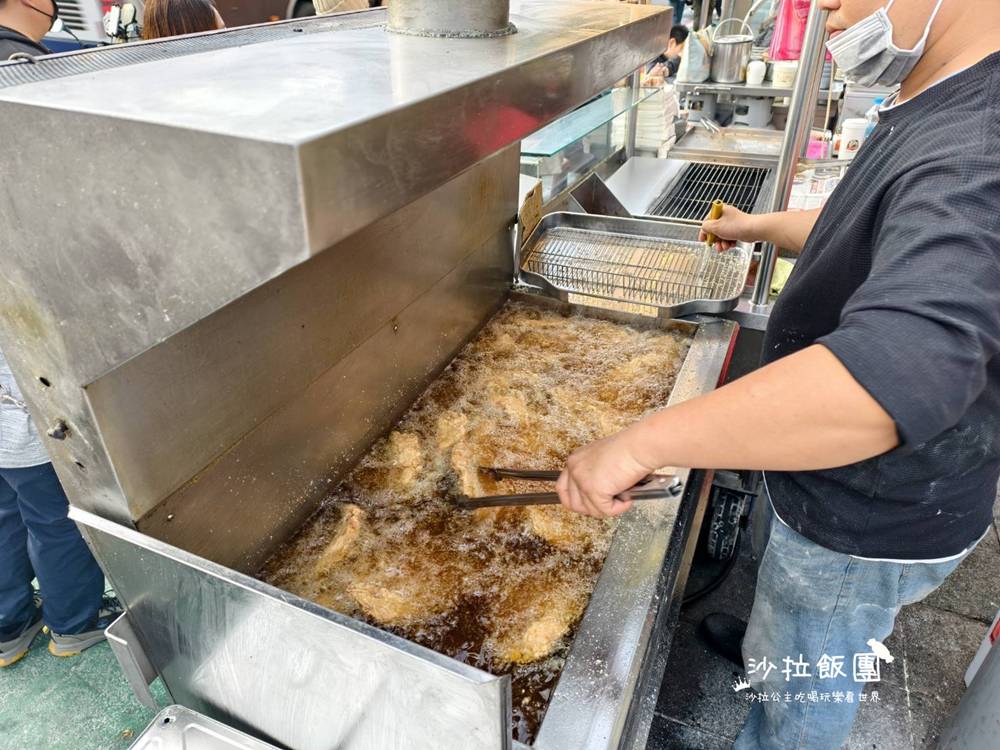 士林夜市人氣王，四點一開攤就排爆！先炸後烤太犯規