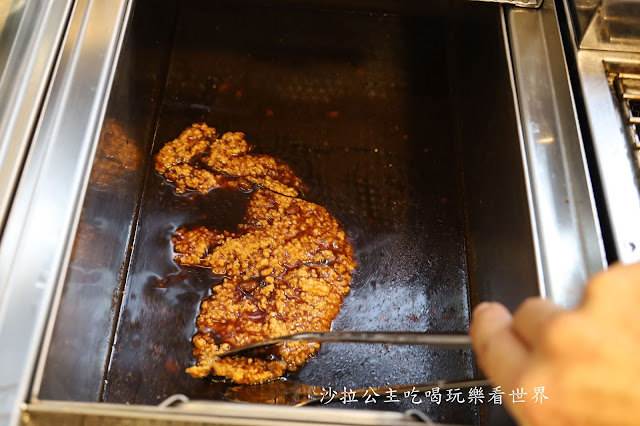 士林夜市人氣王，四點一開攤就排爆！先炸後烤太犯規