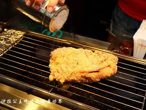 士林夜市人氣王，四點一開攤就排爆！先炸後烤太犯規