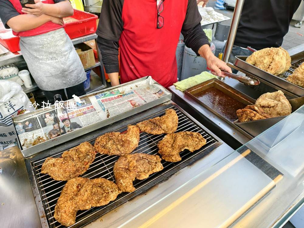 士林夜市人氣王，四點一開攤就排爆！先炸後烤太犯規