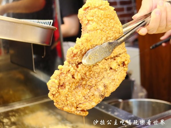 士林夜市人氣王，四點一開攤就排爆！先炸後烤太犯規