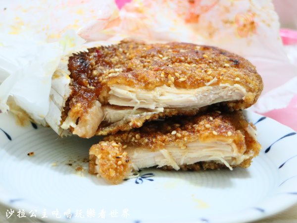 士林夜市人氣王，四點一開攤就排爆！先炸後烤太犯規