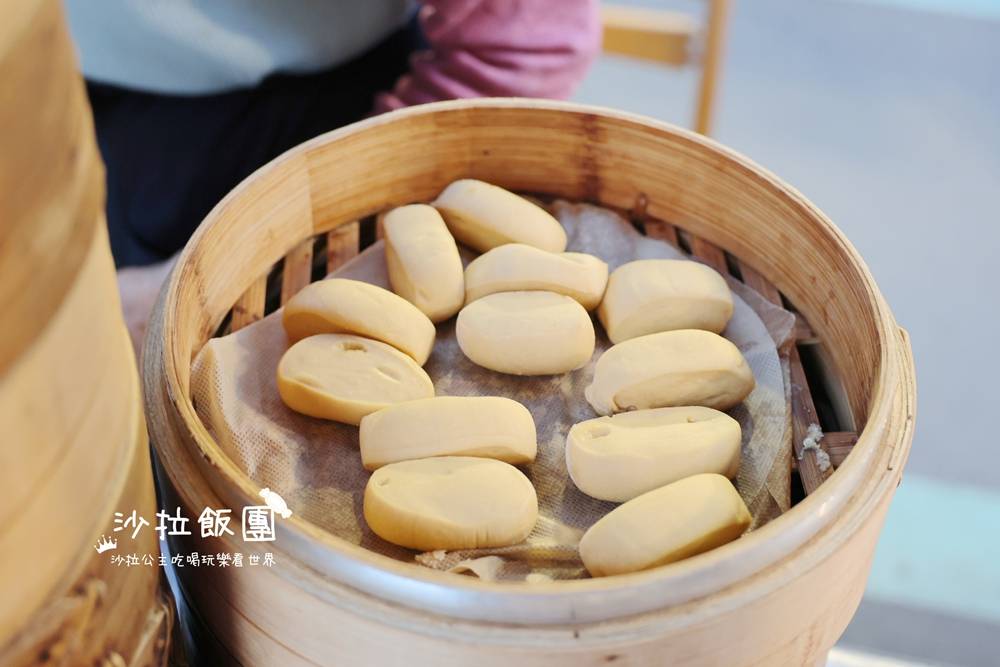 三和夜市無名手工饅頭40年老字號，每日限量2小時，8顆40元！