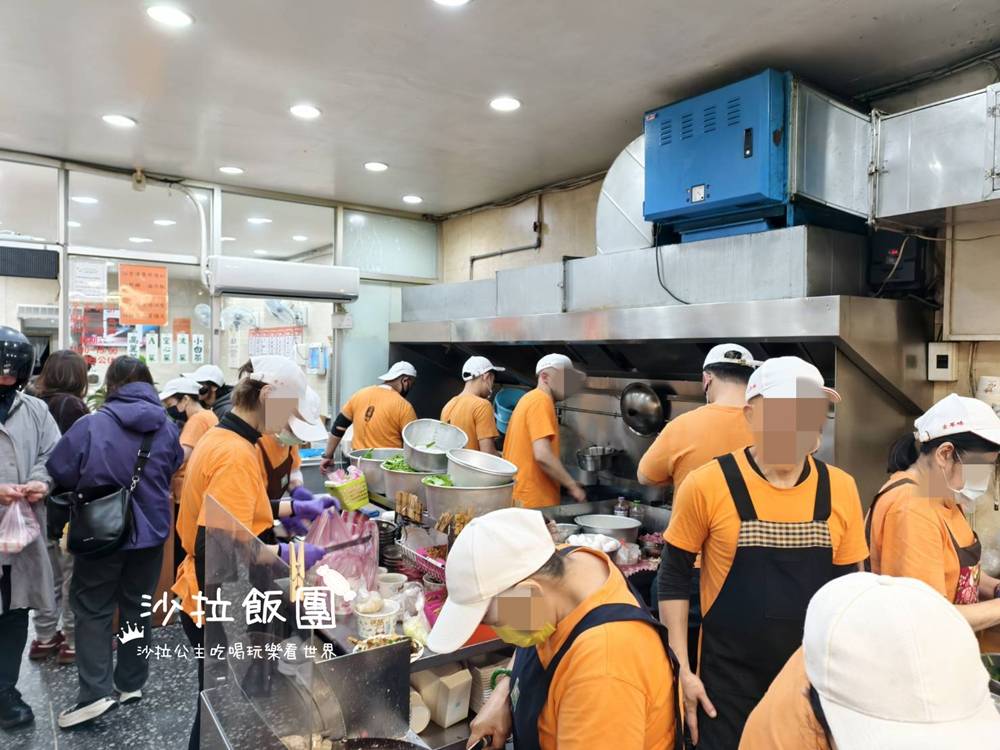 在地人低調吃的古早味小吃店,光店員就超過10位 3 在地人低調吃的古早味小吃店,光店員就超過10位
