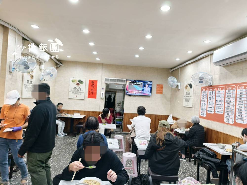 在地人低調吃的古早味小吃店,光店員就超過10位 4 在地人低調吃的古早味小吃店,光店員就超過10位