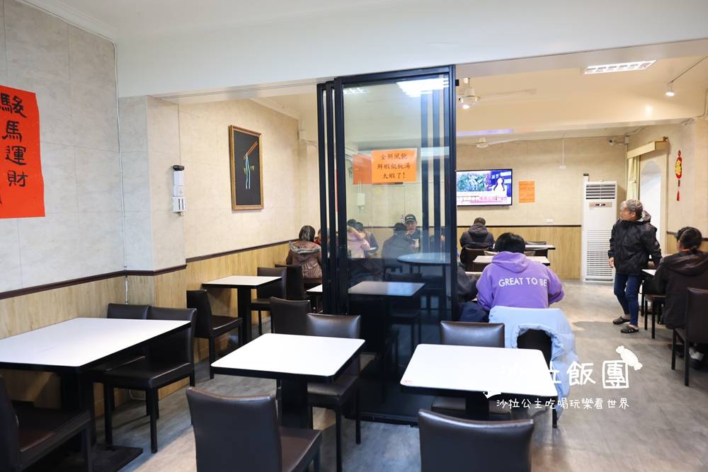 在地人低調吃的古早味小吃店,光店員就超過10位 5 在地人低調吃的古早味小吃店,光店員就超過10位