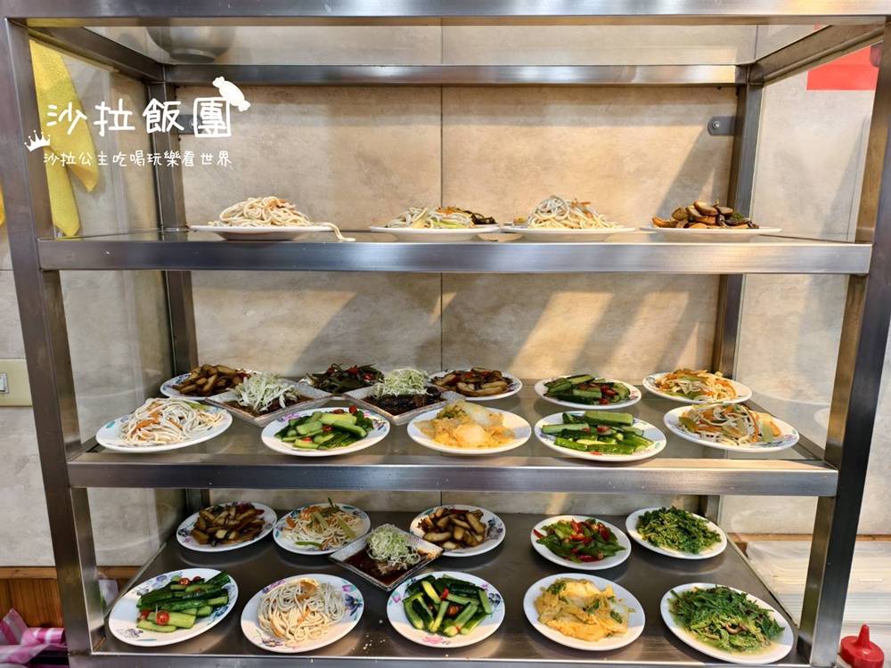 在地人低調吃的古早味小吃店,光店員就超過10位 9 在地人低調吃的古早味小吃店,光店員就超過10位