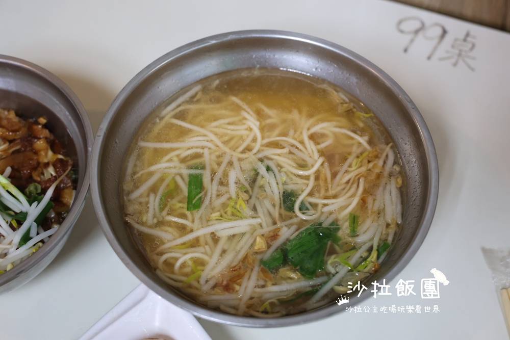 在地人低調吃的古早味小吃店,光店員就超過10位 12 在地人低調吃的古早味小吃店,光店員就超過10位