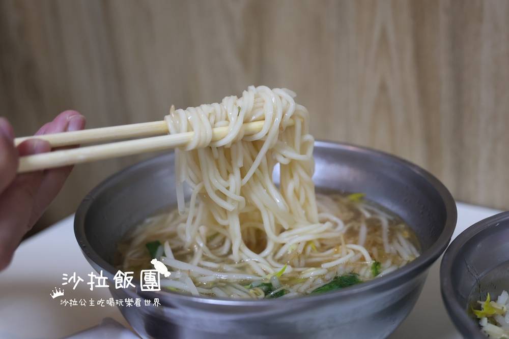 在地人低調吃的古早味小吃店,光店員就超過10位 13 在地人低調吃的古早味小吃店,光店員就超過10位