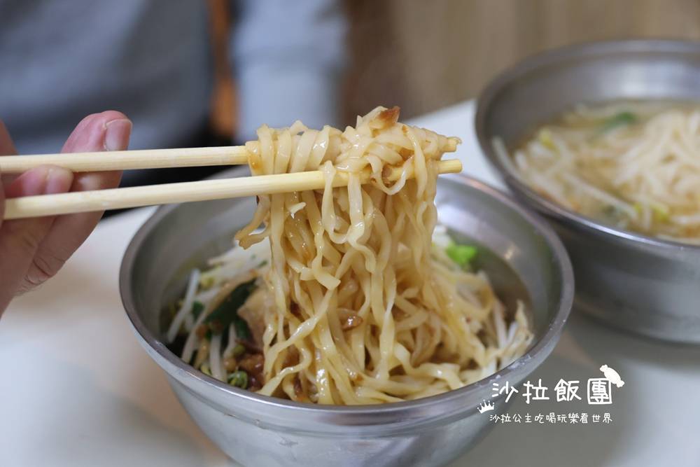 在地人低調吃的古早味小吃店,光店員就超過10位 15 在地人低調吃的古早味小吃店,光店員就超過10位