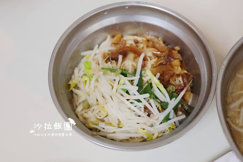 在地人低調吃的古早味小吃店,光店員就超過10位 14 在地人低調吃的古早味小吃店,光店員就超過10位