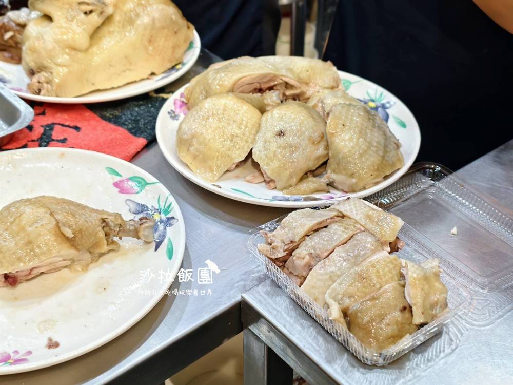 在地人低調吃的古早味小吃店,光店員就超過10位 16 在地人低調吃的古早味小吃店,光店員就超過10位