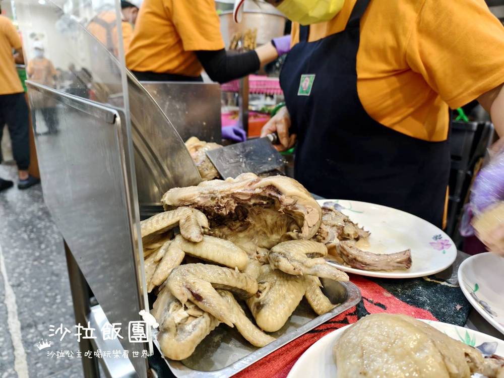 在地人低調吃的古早味小吃店,光店員就超過10位 17 在地人低調吃的古早味小吃店,光店員就超過10位