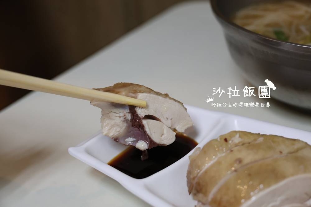 在地人低調吃的古早味小吃店,光店員就超過10位 19 在地人低調吃的古早味小吃店,光店員就超過10位