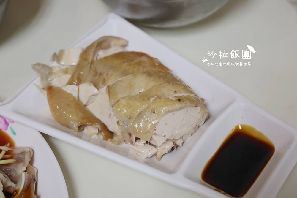 在地人低調吃的古早味小吃店,光店員就超過10位 18 在地人低調吃的古早味小吃店,光店員就超過10位