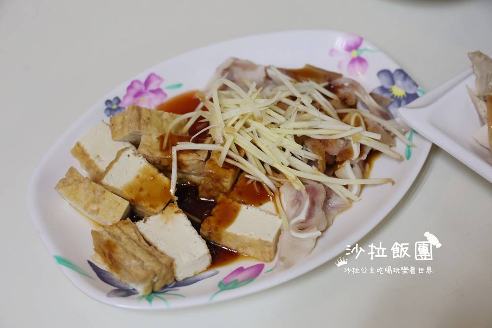 在地人低調吃的古早味小吃店,光店員就超過10位 20 在地人低調吃的古早味小吃店,光店員就超過10位