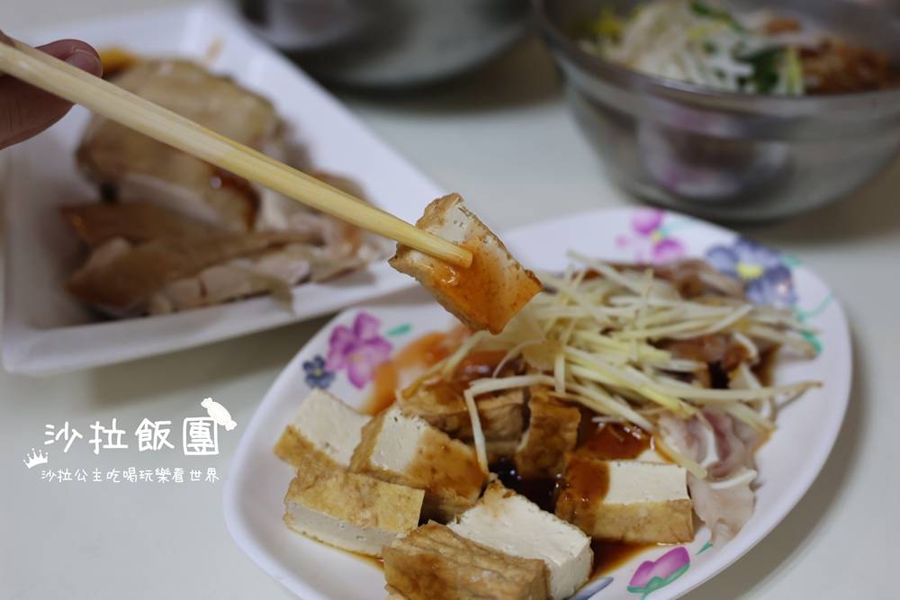 在地人低調吃的古早味小吃店,光店員就超過10位 21 在地人低調吃的古早味小吃店,光店員就超過10位