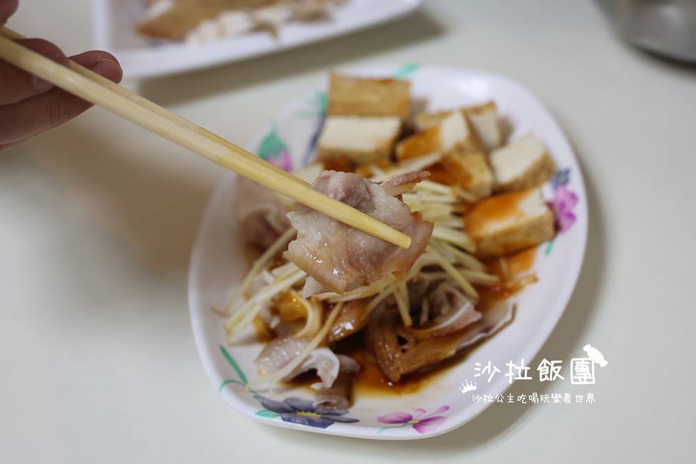 在地人低調吃的古早味小吃店,光店員就超過10位 22 在地人低調吃的古早味小吃店,光店員就超過10位