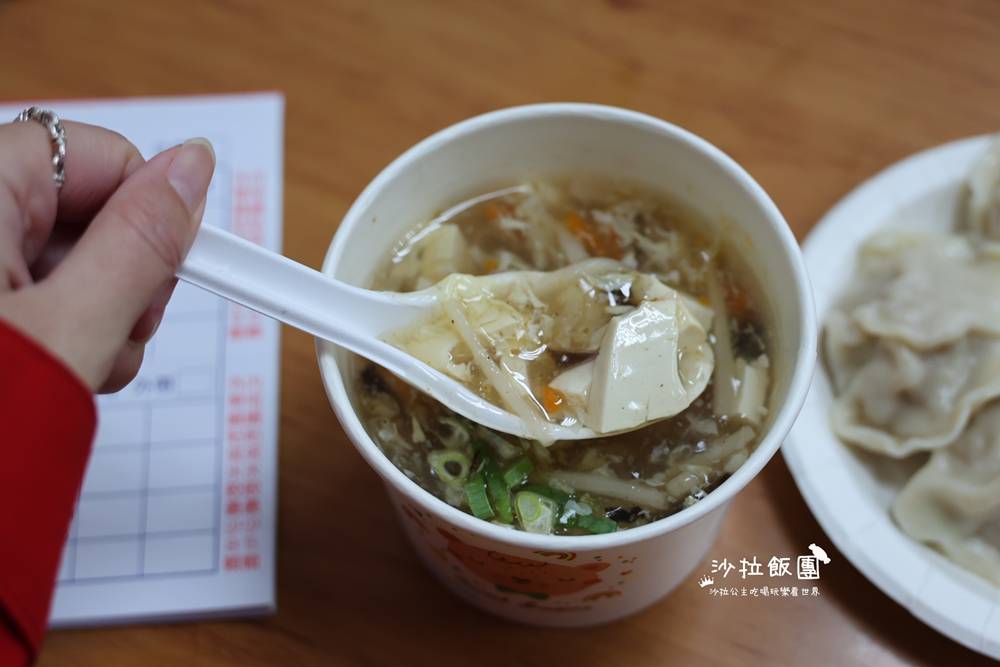 排隊也要吃，酥脆鍋貼超欠吃