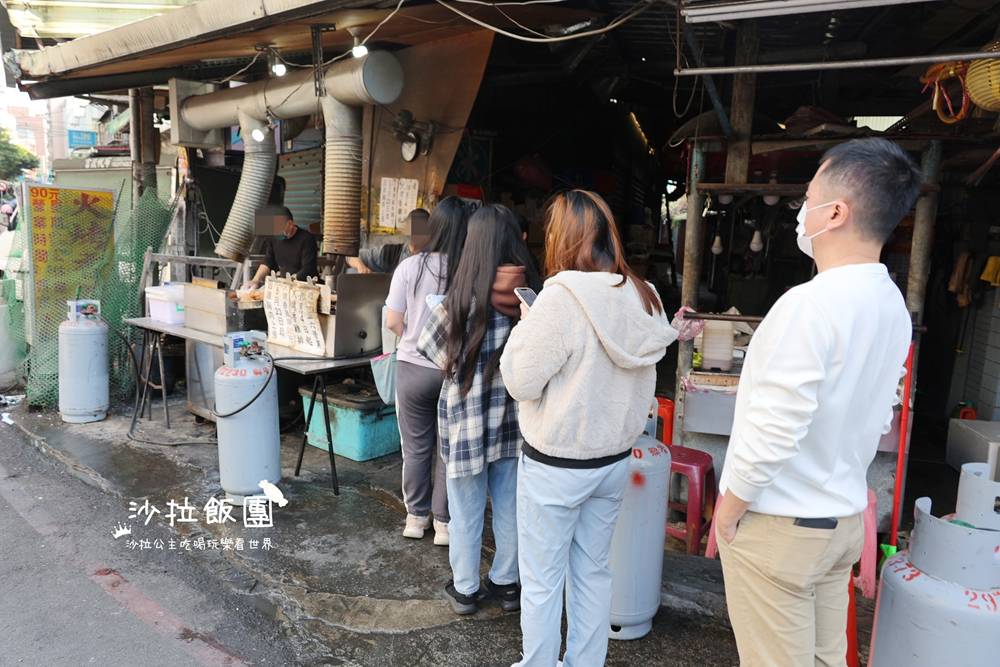 三重火烤香雞排一週只開三天，比臉還大的排隊雞排