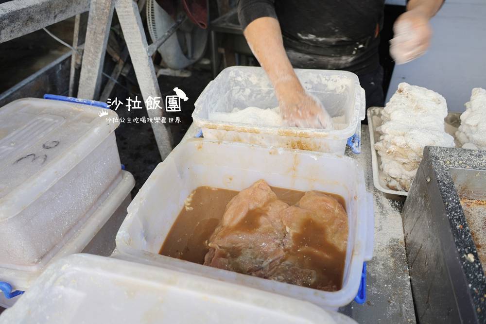 三重火烤香雞排一週只開三天，比臉還大的排隊雞排