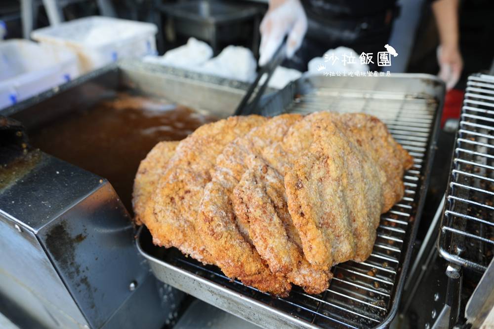 三重火烤香雞排一週只開三天，比臉還大的排隊雞排