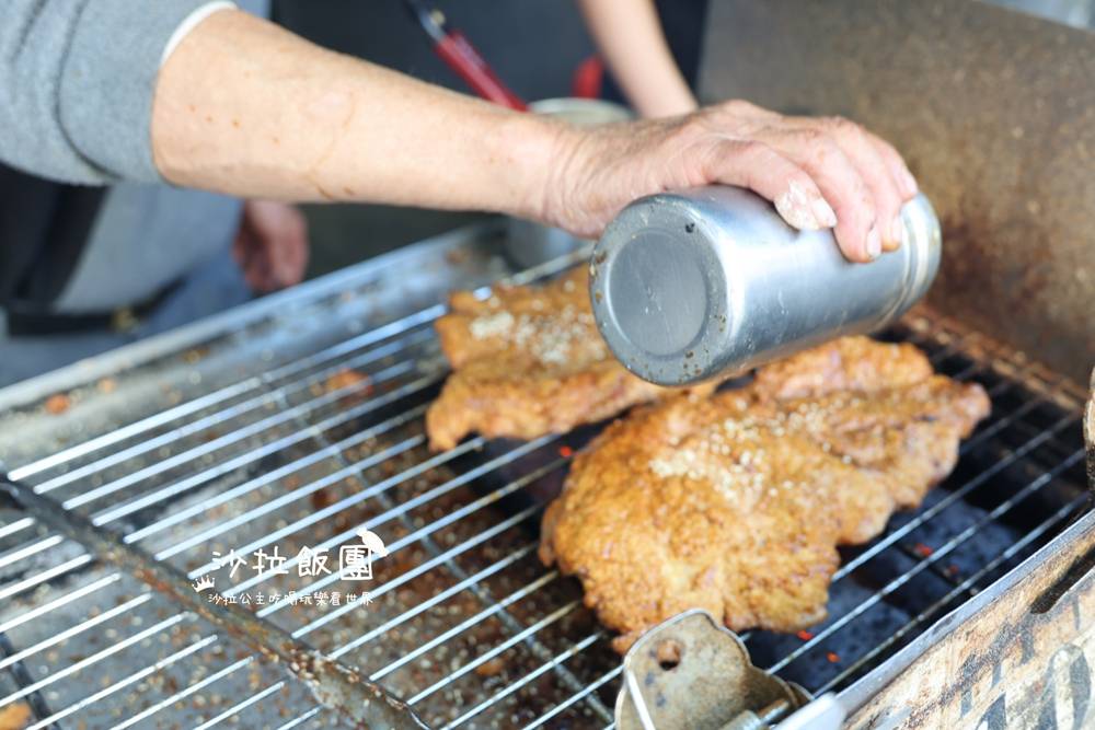 三重火烤香雞排一週只開三天，比臉還大的排隊雞排