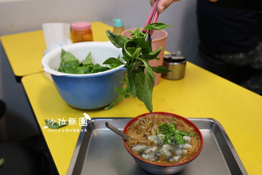 『三重橋頭麵線』隱身巷弄的在地早餐，九層塔隨你加！