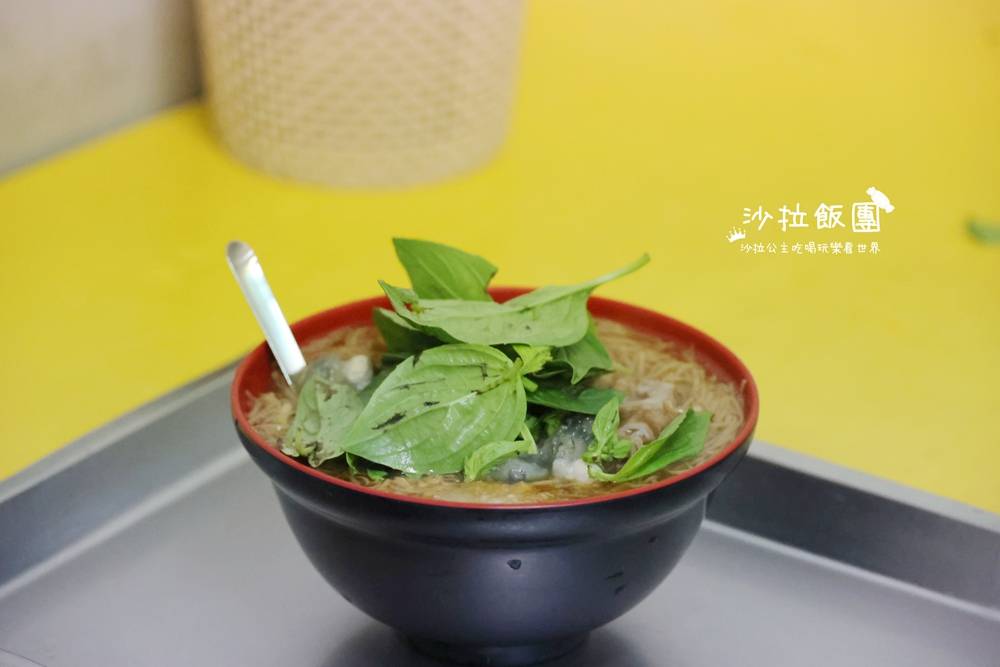 『三重橋頭麵線』隱身巷弄的在地早餐，九層塔隨你加！