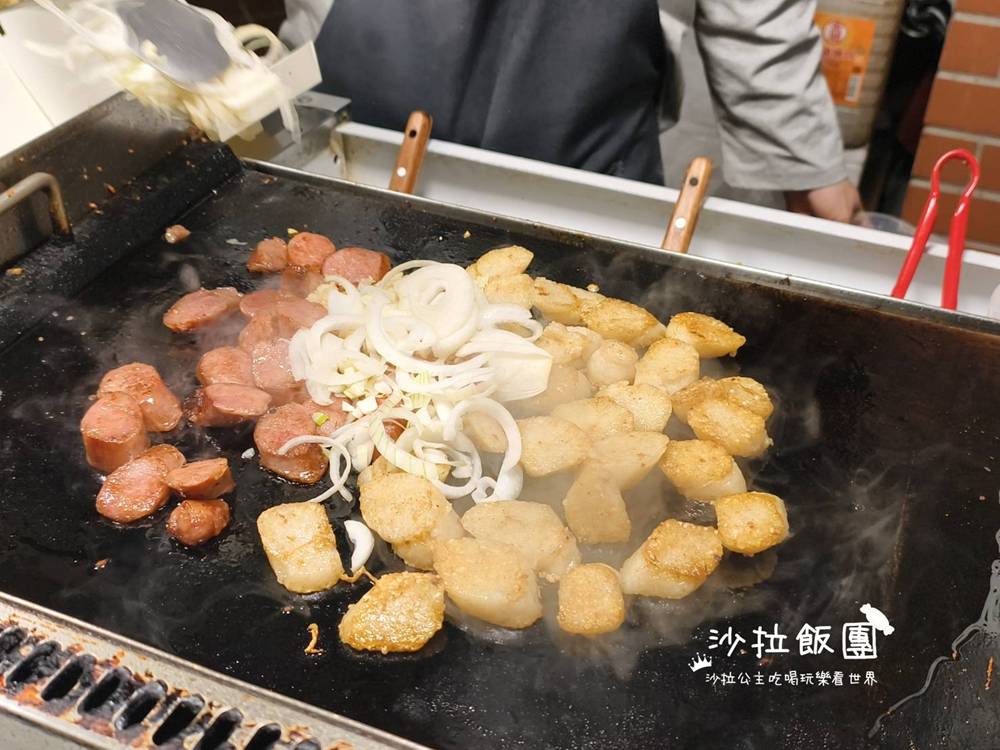 香腸炒米腸,鐵板現炒香氣逼人 7 香腸炒米腸,鐵板現炒香氣逼人