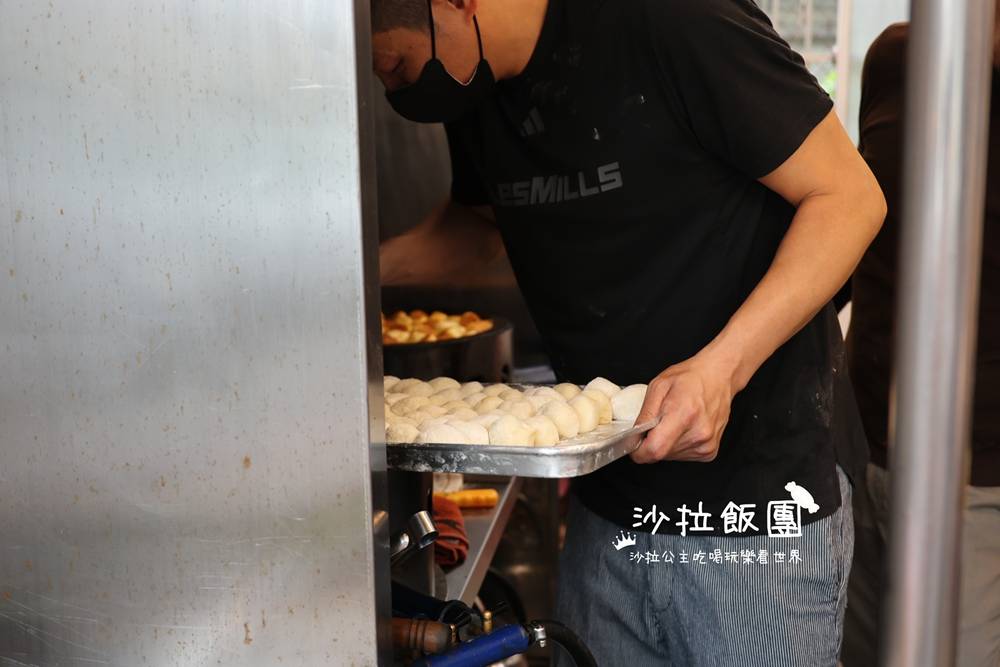 搬家後重新營業！現包現煎一顆8元，脆底高麗菜水煎包