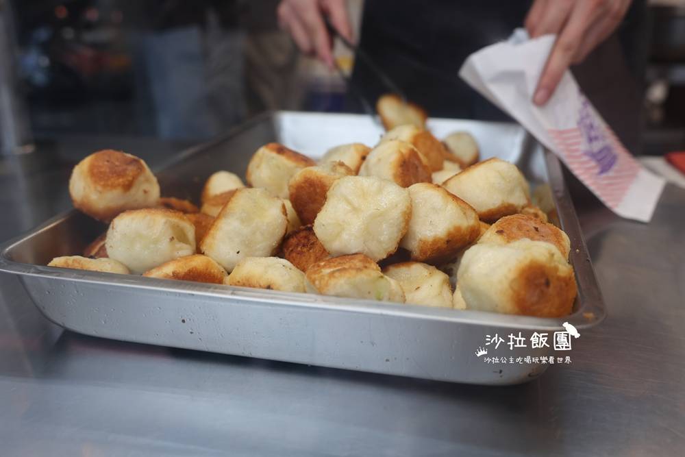 搬家後重新營業！現包現煎一顆8元，脆底高麗菜水煎包